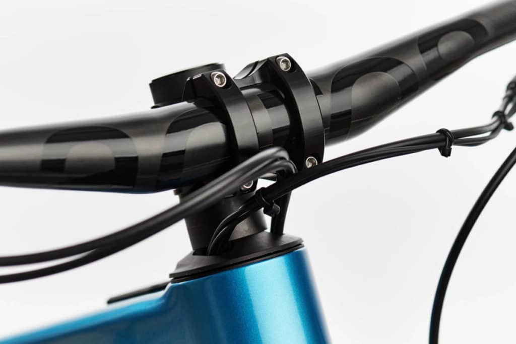 Handlebars on the Transalpes E1 e-mountain bike with Bikedrive Air drive from maxon