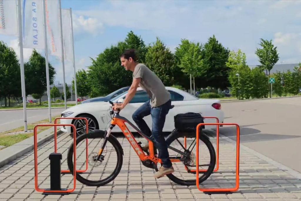 Riding up to the Q-Rack E-Plug bike stand