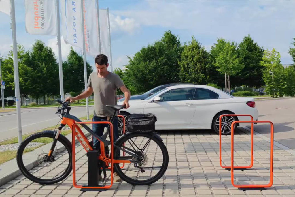 Parking the bike on the Q-Rack E-Plug bike stand