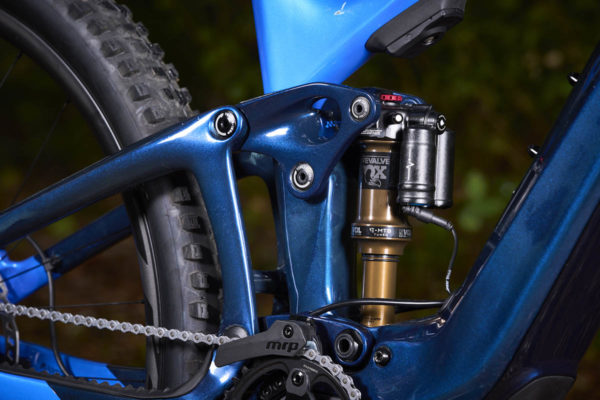 Damper with electronic suspension control E-Live Valve on the Giant Trance X Advanced E+ ebike