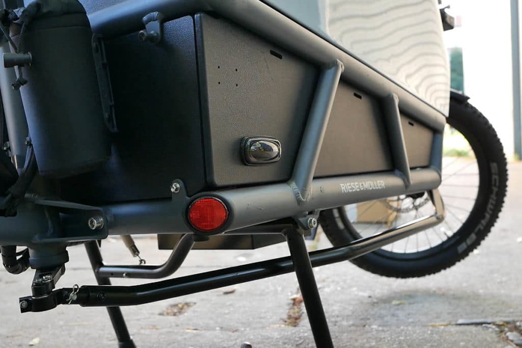 Indicators and reflectors on the Idit box for e-cargo bikes