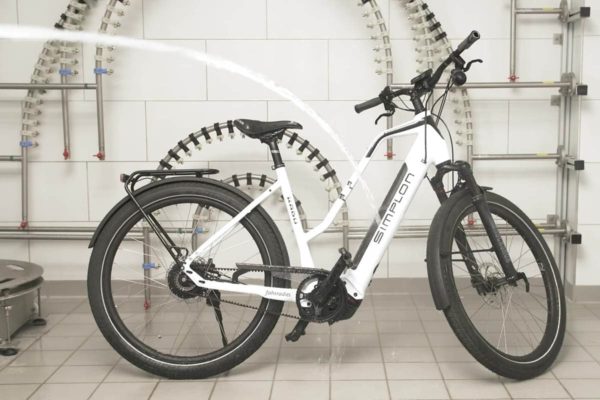 Test for splash water protection on an ebike in a Stiftung Warentest test laboratory