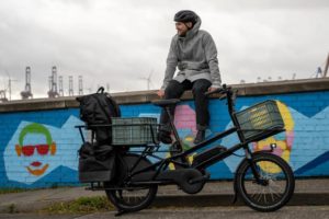 Moustache Lundi 20 e-cargo bike in front of a graffiti-covered wall in Hamburg, Germany