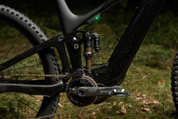 Electronic control Fox E-Live Valve for suspension systems on the Giant Trance X Advanced E+ LTD ebike