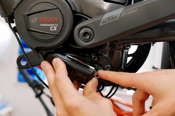 Fitting the Bosch ConnectModule to the motor of the ebike