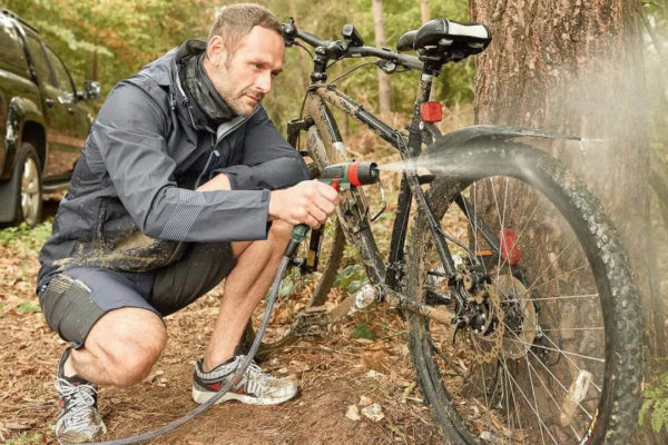 Cleaning the ebike with a low-pressure cleaner