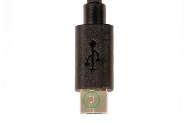 Detailed view of the serration on the USB plug of the MFi-certified USB charging cable with Micro A to Apple Lightning connector