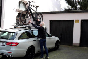 Lifting an ebike onto a car roof with the Pender Ebikelifter bike rack