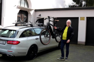 Removing an ebike from a car roof with the Pender Ebikelifter bike rack