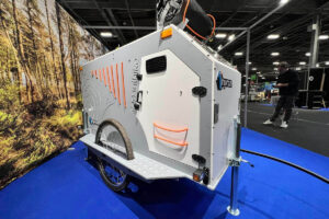 Side walls of the Tinyvroum Capsulbike camping trailer for ebikes with rubber straps