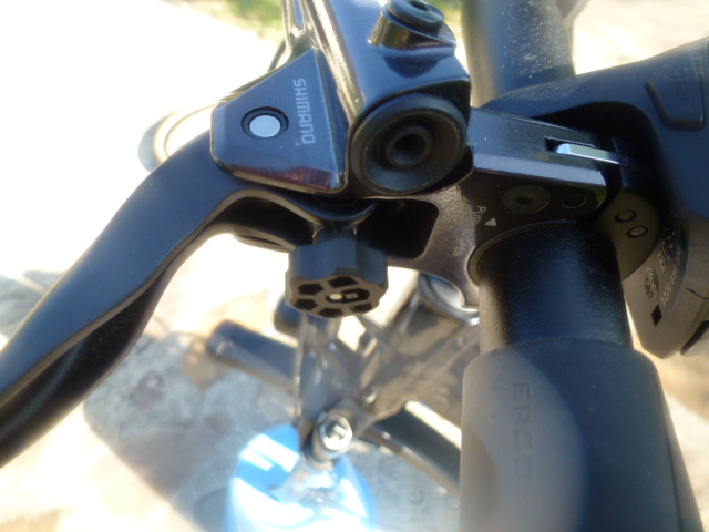 Wheel screw on the brake lever