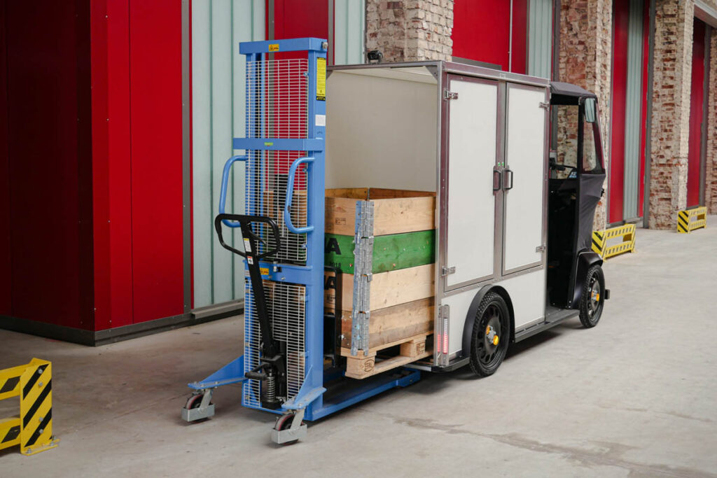 Loading a Europallet into the Cargobox of the Antric Evo 1 e-cargo bike