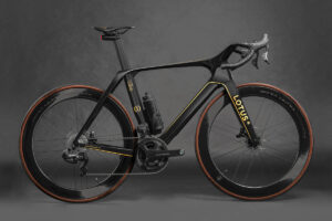 Lotus Type 136 e-road bike in the colour black/gold