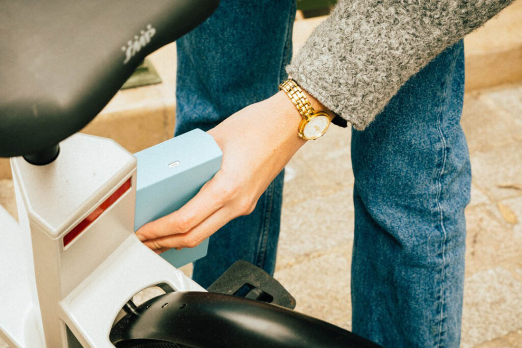 Removable battery on the Anod ebike