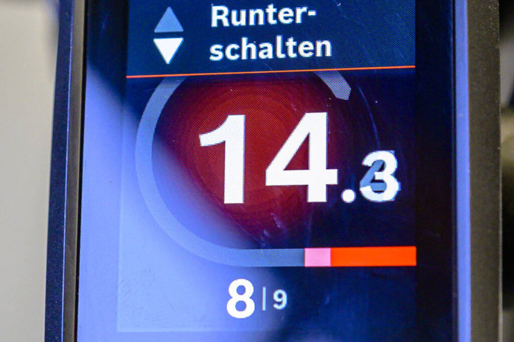 Display of the recommendation for shifting down on an ebike with the 3X3 gear hub and the eShift function from Bosch