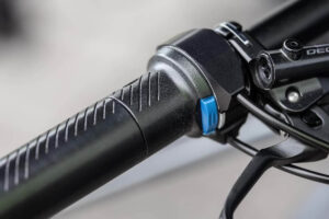 Grip shift of the Revolute Hub1 with the button for unlocking the hill start assist