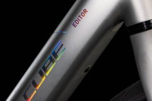 Paintwork with special effect on the lettering of a Cube Editor Hybrid ebike