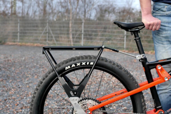 Cargo area of the ElBurro rear rack for E-MTB Fully with slightly compressed rear triangle