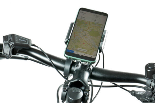 Smartphone sur un Bosch SmartphoneGrip avec l'adaptateur vertical EBIKE24