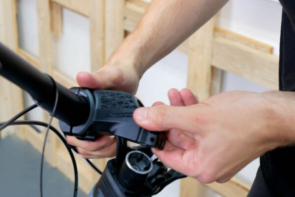 Removing the stem while installing the Bosch Purion 400 display on an ebike featuring the Bosch Smart System