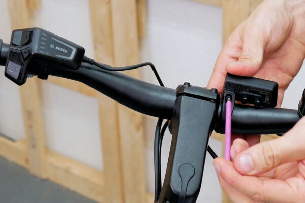 Tightening the display bracket during installation of the Bosch Purion 400 display on an ebike featuring the Bosch Smart System